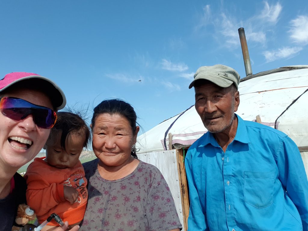 Menschengruppe vor Jurte, Mongolei