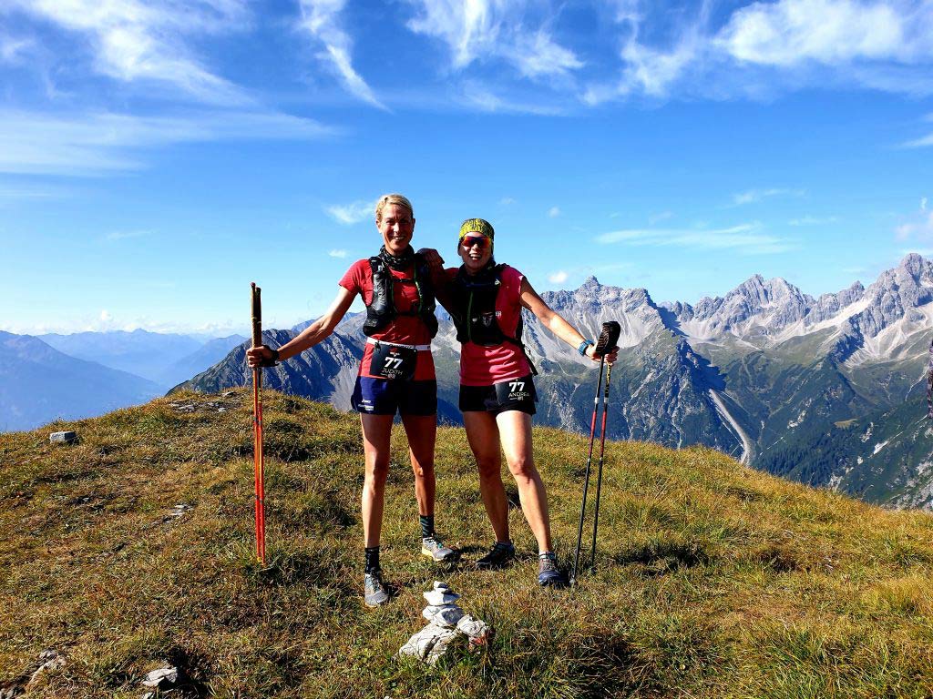 Andrea und Judith glücklich auf einem der vielen Berge in Imst unter blauem Himmel.